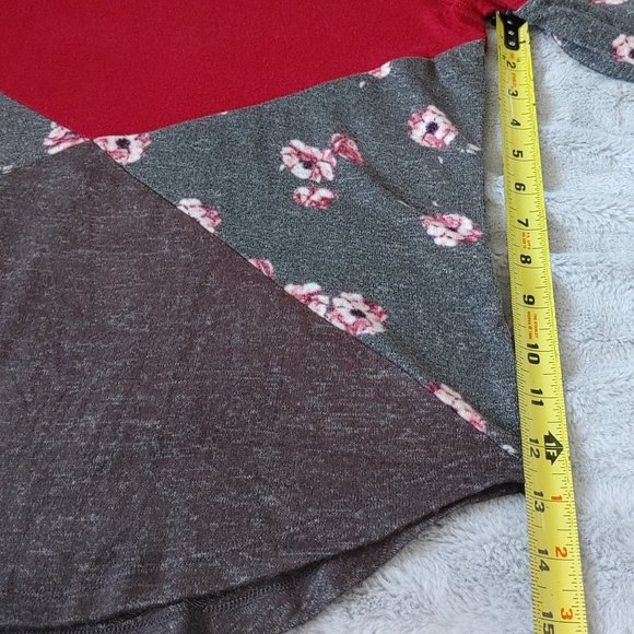 V-Neck Patchwork Top - Picture 5 of 10